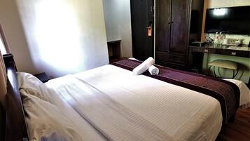 Desk, soundproofing, iron/ironing board, free WiFi