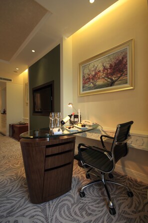 Executive Room | In-room business centre - Mercure Chengdu North (Chengdu)