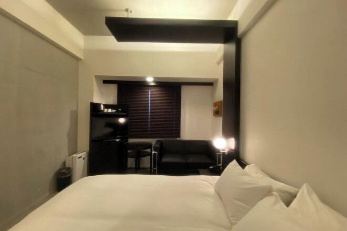 Premium bedding, down comforters, in-room safe, desk