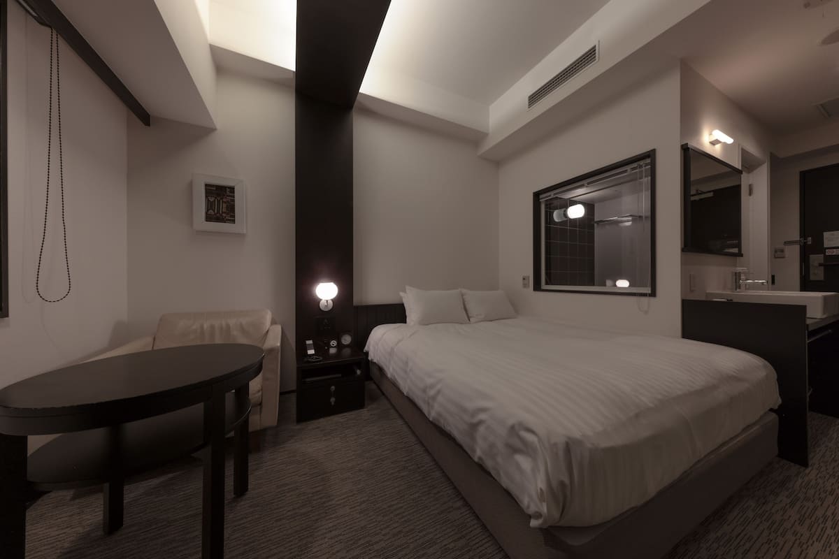 Premium bedding, down comforters, in-room safe, desk