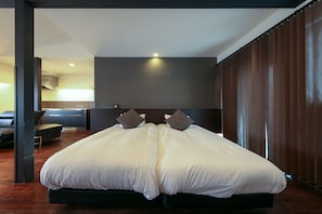 Premium bedding, down comforters, in-room safe, desk