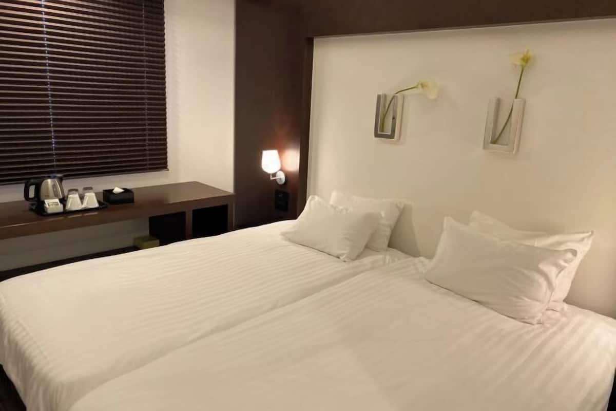 Premium bedding, down comforters, in-room safe, desk