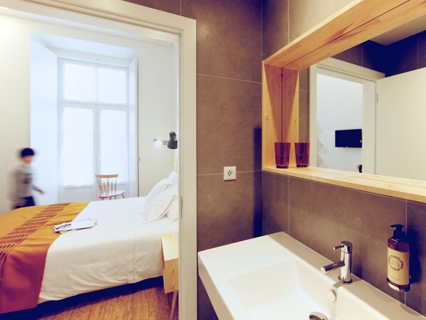 Chambre Standard Double ou avec lits jumeaux | Coffres-forts dans les chambres, chambres insonorisées, Wi-Fi gratuit