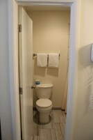 Bañera con ducha, toallas