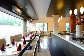 Breakfast, lunch, dinner served; vegetarian cuisine, garden views - JC Castle (Rahata)