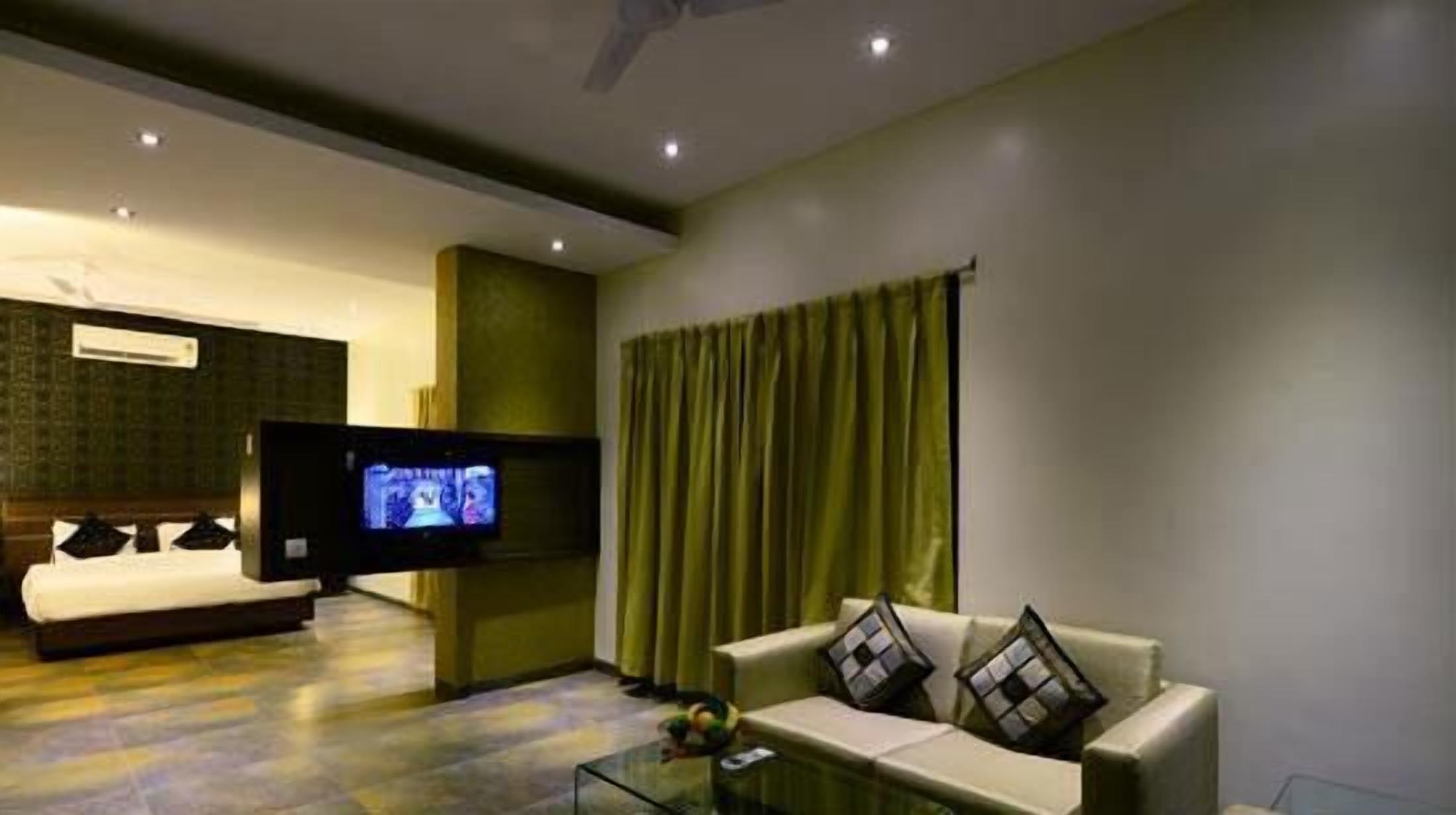 32-inch LCD TV with digital channels, TV