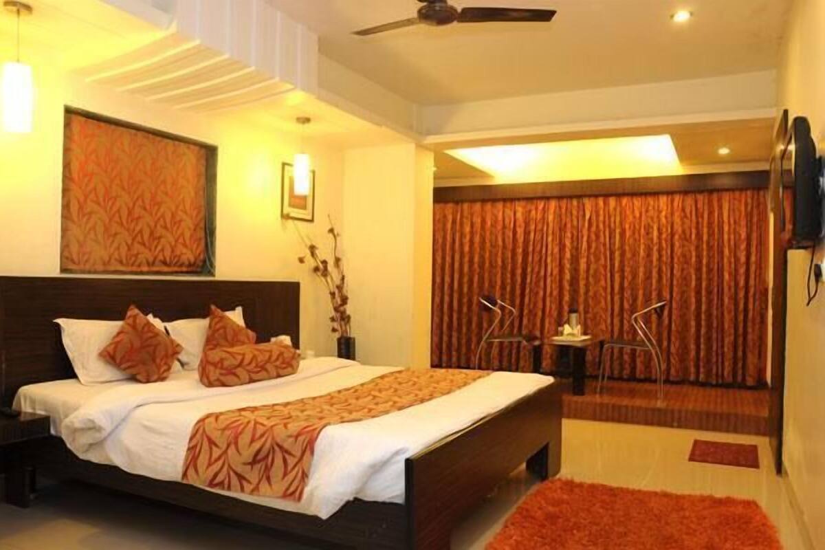 Minibar, desk, blackout curtains, free WiFi