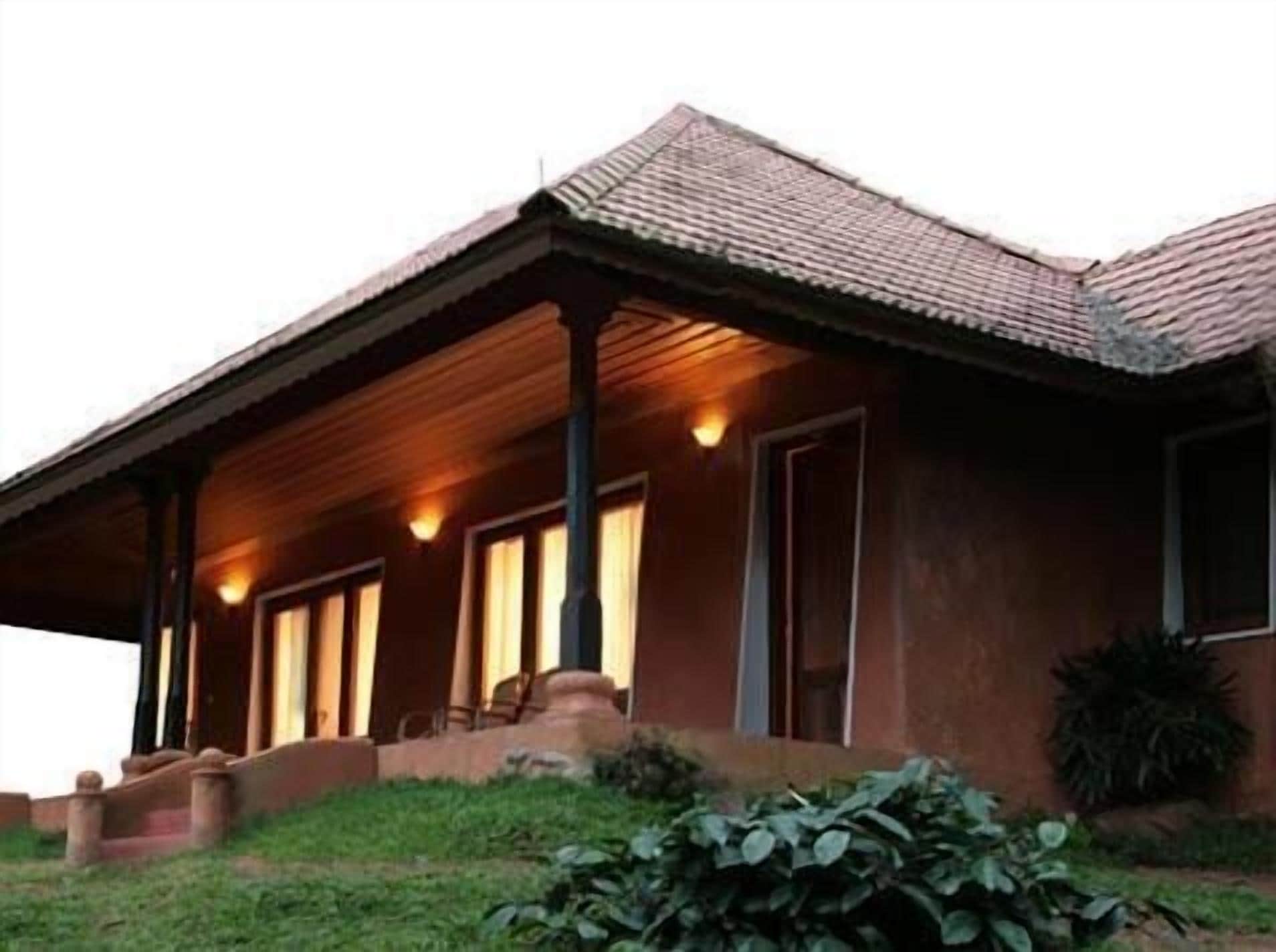 Un bâtiment d’un seul étage, doté d’un toit en pente, d’un porche couvert avec des colonnes et d’une pelouse bien entretenue.