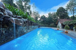 Indoor pool, outdoor pool - Banasura Hill Resort (Mananthavady)