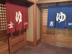 ของใช้ในห้องน้ำฟรี, ไดร์เป่าผม, รองเท้าสวมภายในห้อง, ผ้าเช็ดตัว