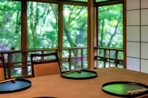 Japanese Traditional Room (10 Tatami Mats with bath, can't serve dinner after 7 P.M. ) | 餐廳
