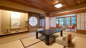 Japanese Traditional Room (10 Tatami Mats with bath, can't serve dinner after 7 P.M. ) | WiFi (無料)、ベッドシーツ