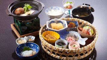 Un repas japonais traditionnel, composé de différents plats et d’un plat mijoté servi à table.