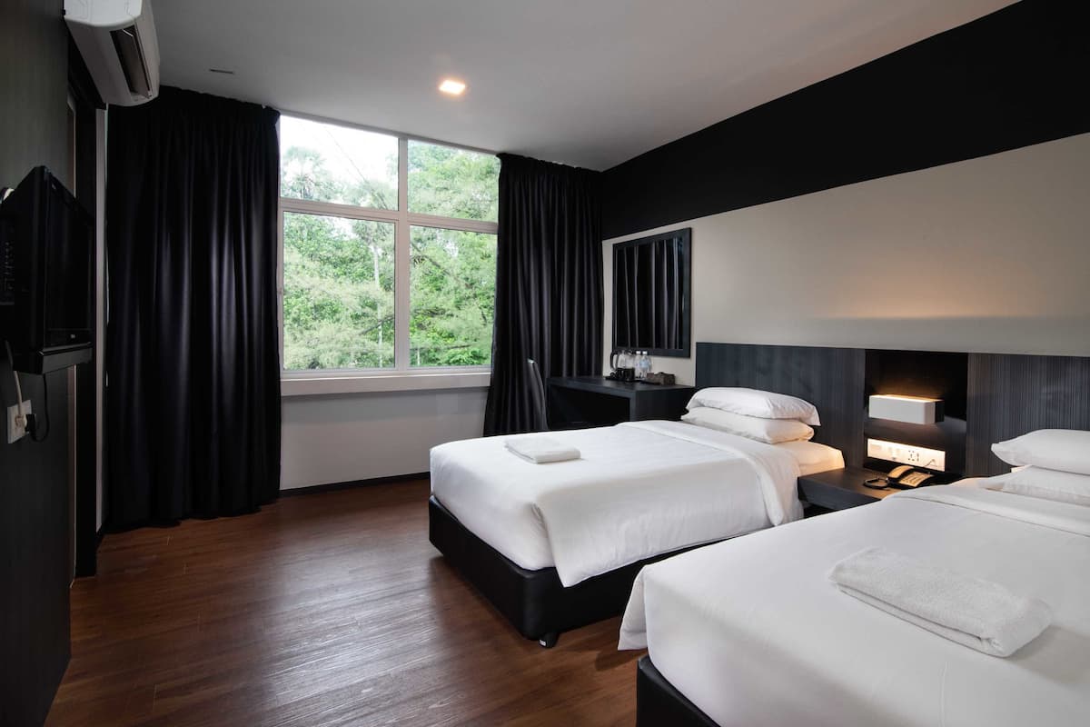 Deluxe Twin kamer, 2 eenpersoonsbedden | Een minibar, een kluis op de kamer, een bureau, gratis wifi