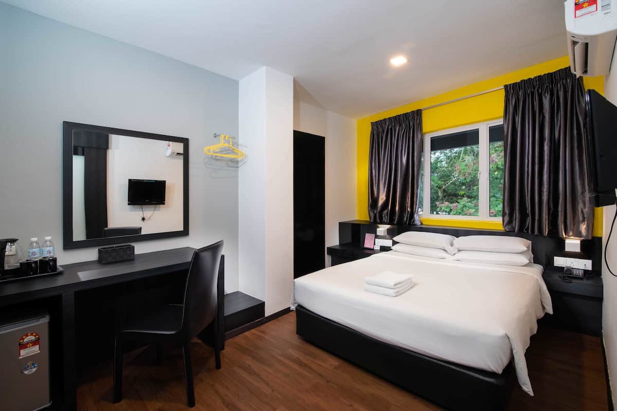 Deluxe kamer | Een minibar, een kluis op de kamer, een bureau, gratis wifi