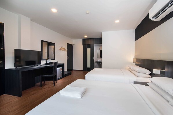 Family Deluxe Room | Minibar, in-room safe, desk, free WiFi