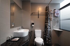 Quarto duplo luxo, 2 camas de solteiro | Frigobar, cofres nos quartos, escrivaninha, Wi-Fi de cortesia