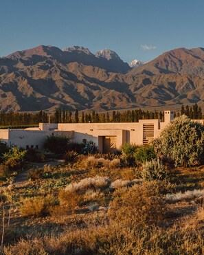 Vista frontal de la propiedad