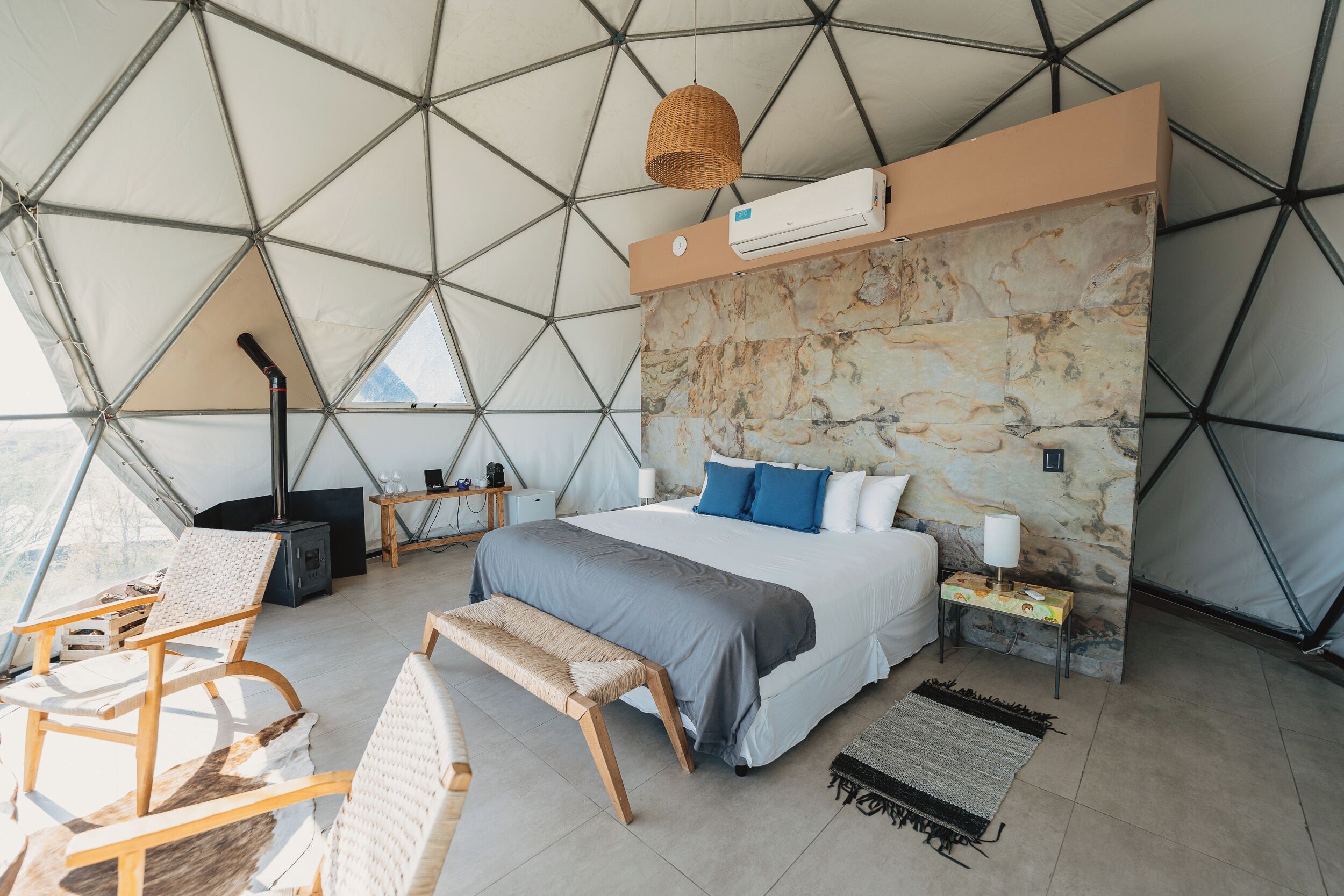 Luksustelt (Domo Glamping) | Dundyner, senger med overmadrass, minibar og individuelt dekorert