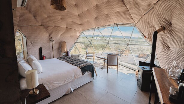Luksustelt (Domo Glamping) | Dundyner, senger med overmadrass, minibar og skrivebord