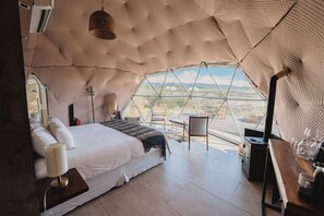 Luxury-Zelt (Domo Glamping) | Daunenbettdecken, Pillowtop-Betten, Minibar, individuell dekoriert