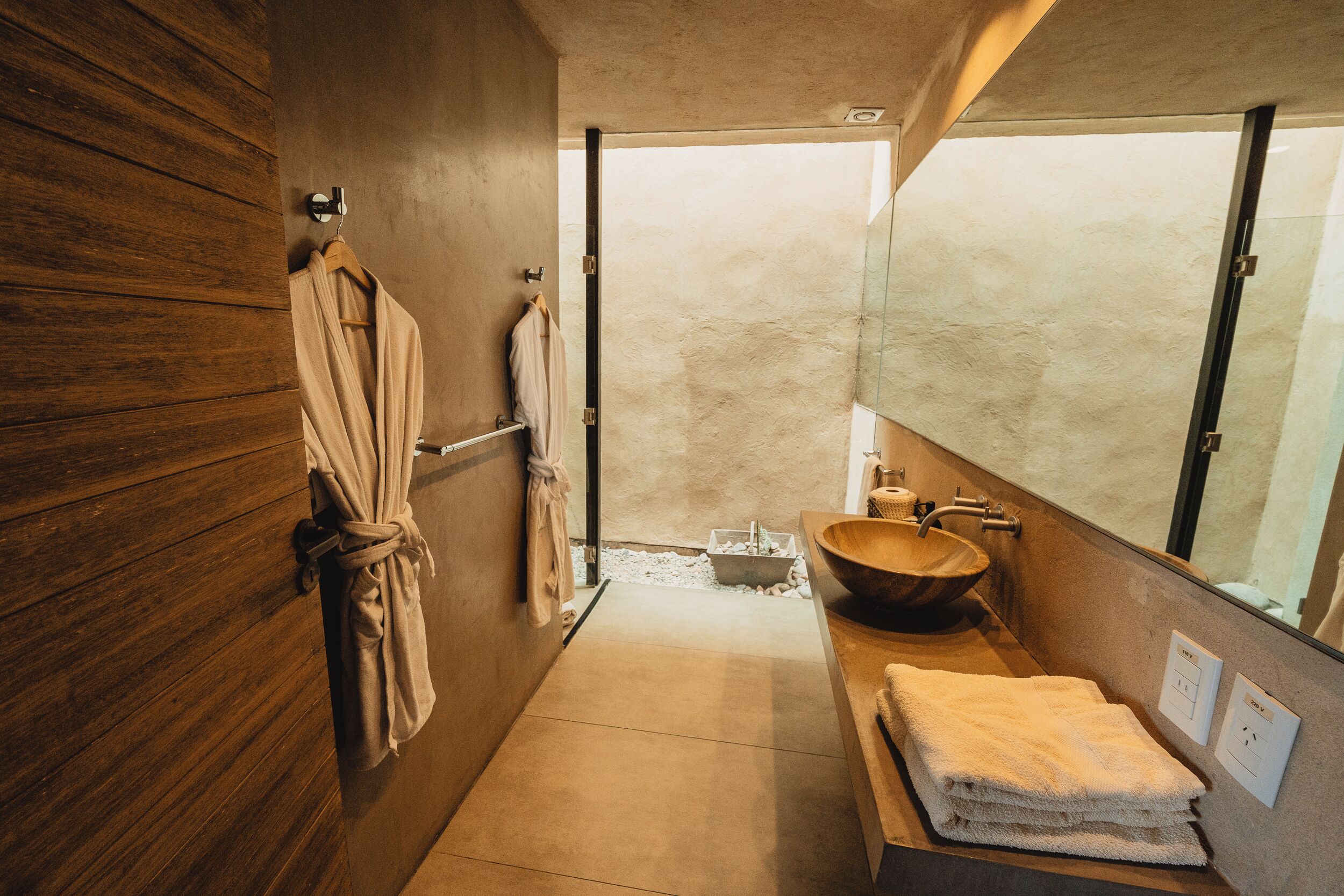 Superior Double or Twin Room | Bathroom | Combined shower/tub, rainfall showerhead, designer toiletries