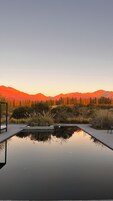 Una piscina al aire libre, sillones reclinables de piscina
