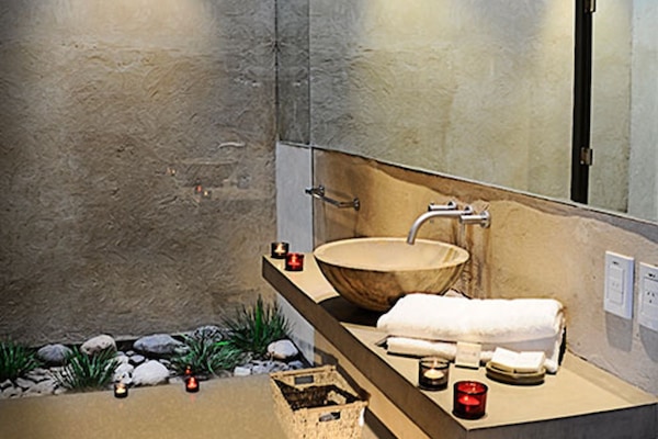 Quarto casal ou duplo superior | Banheiro | Chuveiro/banheira combinados, chuveiro com efeito de chuva