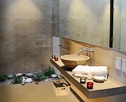 Quarto casal ou duplo superior | Banheiro | Chuveiro/banheira combinados, chuveiro com efeito de chuva