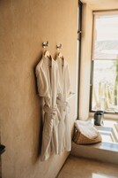 Habitación superior con 1 cama doble o 2 individuales | Baño | Ducha y bañera combinadas y cabezal de ducha tipo lluvia