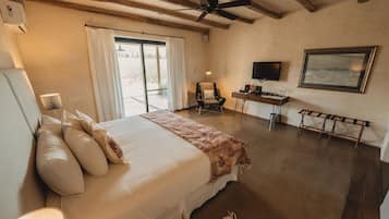 Habitación superior con 1 cama matrimonial o 2 individuales | Ropa de cama de alta calidad, edredón, camas con pillow-top y minibar