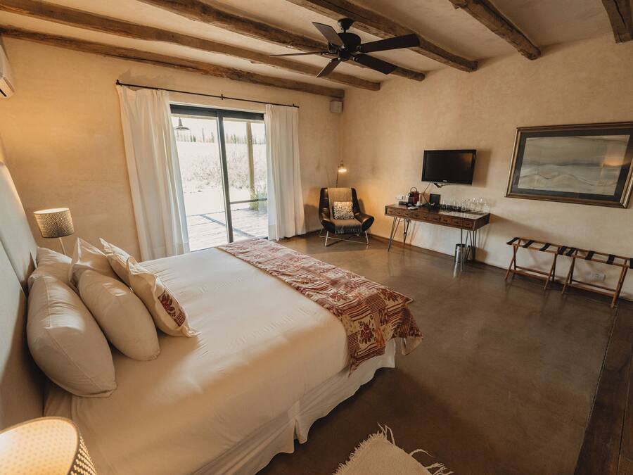 Habitación superior con 1 cama matrimonial o 2 individuales | Ropa de cama de alta calidad, edredón, camas con pillow-top y minibar