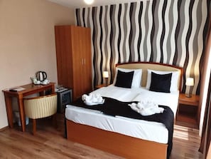 Minibar, skrivebord, blendingsgardiner og wi-fi (inkludert)