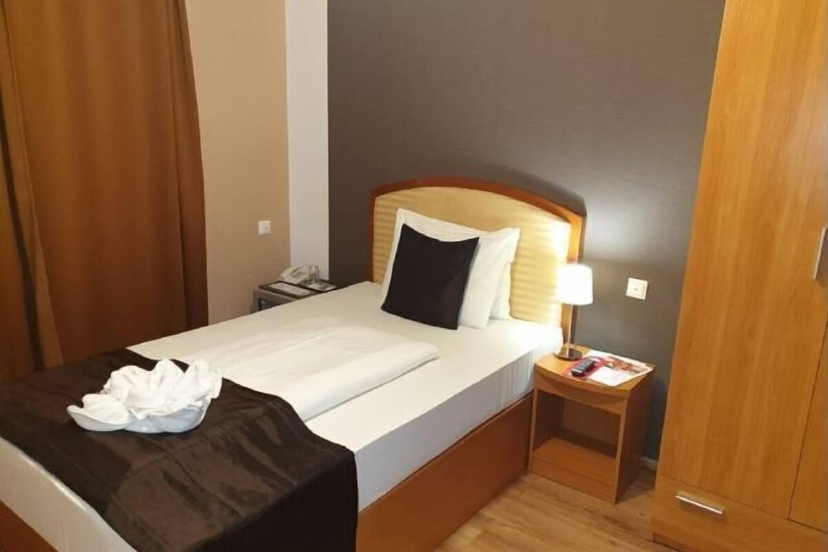Minibar, desk, blackout curtains, free WiFi