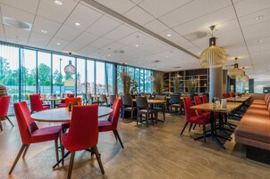 Breakfast and dinner served, local cuisine