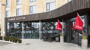 Un edificio moderno con un letrero que dice "SCANDIC ELGSTUA".