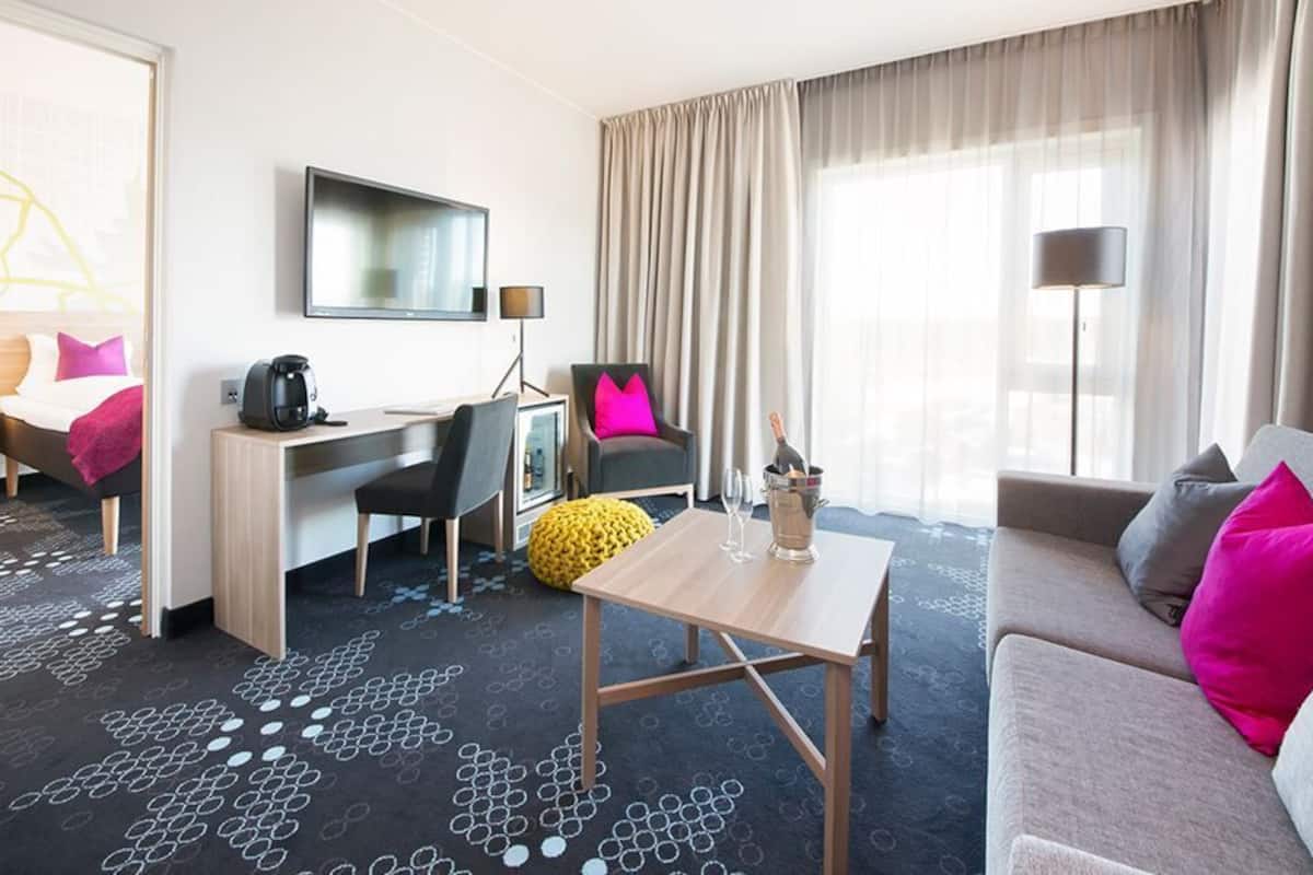 suite, non smoking | desk, blackout curtains, soundproofing, free cots/infant beds