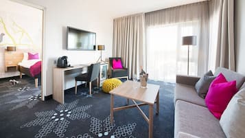 Svit - icke-rökare | Skrivbord, mörklÀggningsgardiner, ljudisolering och gratis barnsÀngar