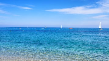 Plage privée, chaises longues, parasols, serviettes de plage