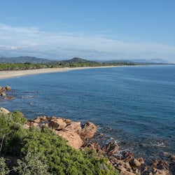 Privatstrand, Liegestühle, Sonnenschirme, Strandtücher