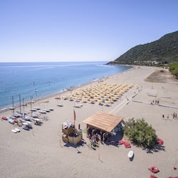 Playa privada, sillas reclinables de playa, sombrillas, toallas de playa