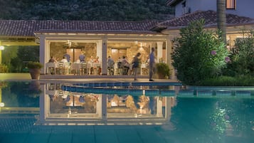 2 udendørs pools, liggestole