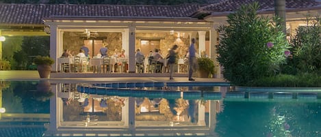 2 AuĂenpools, LiegestĂŒhle