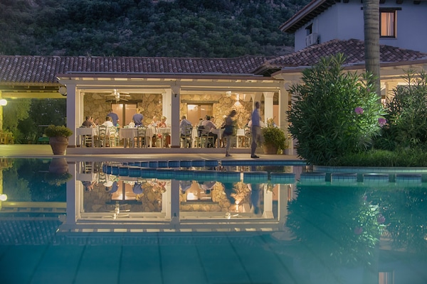 2 piscine all'aperto, lettini