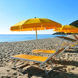 Privatstrand, Liegestühle, Sonnenschirme, Strandtücher