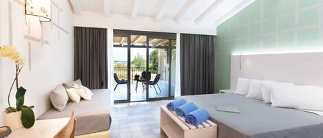 Una habitación de hotel moderna con una cama, un escritorio, una silla, un banco y vistas al exterior.
