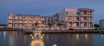 페어필드 인 & 스위트 바이 메리어트 친코티그 아일랜드 워터프런트