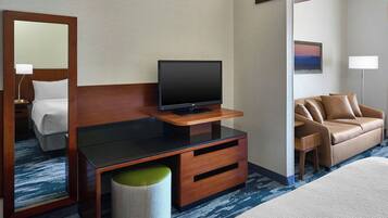 Studio, 1 King Bed with Sofa bed | Desk, blackout drapes, iron/ironing board, free WiFi