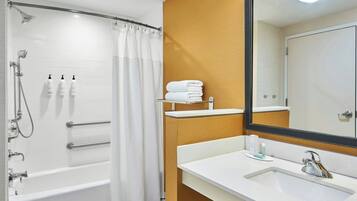 Un baño moderno con bañera, ducha y lavamanos.