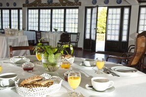 Free daily continental breakfast - Casa do Ameal (Viana do Castelo)